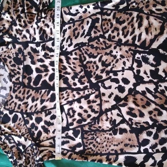 SUSAN GRAVER ANIMAL PRINT FLUTTER SLEEVE TOP WITH PEEK-A-BOO OPENING - Picture 5 of 8